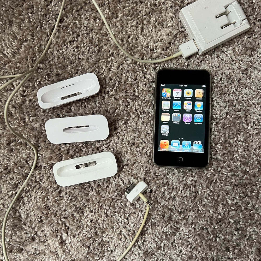 Hardly used IPod Touch - no camera - 8 gb (2nd gen)